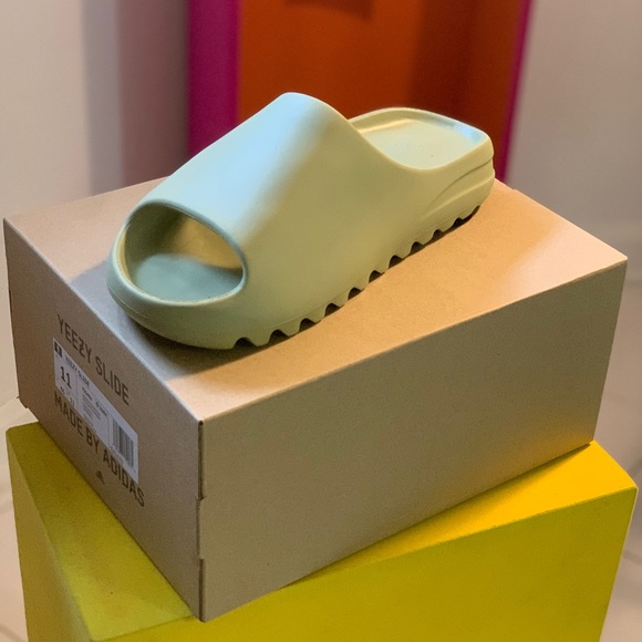 Yeezy Slides - Picture 2 of 3